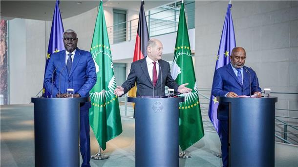Moussa Faki Mahamat (l-r), Olaf Scholz und Assoumani Azali beim „Compact with Africa“-Gipfel in Berlin.