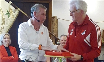 MTSV-Vorsitzender Nick Horstman (links) gratuliert „Sportler des Jahres“ Otto Winkelvos.