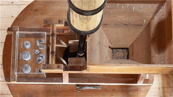 Mühlen sind die ältesten technischen Maschinen, die mit Naturkraft betrieben wurden. Hier ein Blick von oben in die Technik der Midlumer Mühle.