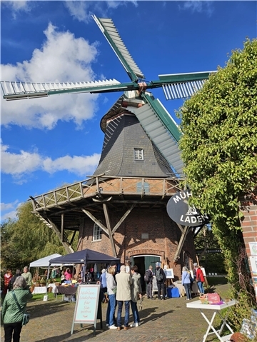 Blick auf eine Mühle. Mühlenfrühstück, Kunsthandwerk und Livemusik: Besucher können das Marktgeschehen an der Seefelder Mühle am Sonntag genießen. 