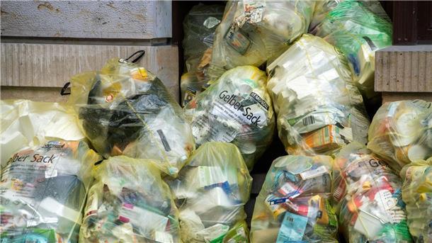 Bis 2030: Mehr Verpackungen in der EU sollen recycelbar sein Müllbeutel „Gelber Sack“ liegen in der Altstadt auf einem Fußweg vor einem Haus. Die EU einigt sich auf eine Reform für weniger Verpackungsmüll bis 2030.