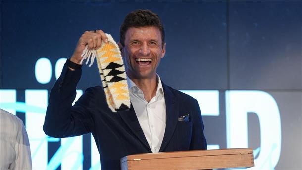 Müller spielt jetzt „Soccer“: Vancouver-Abenteuer beginnt Müller bekam als Gastgeschenke eine Adler-Feder und ein handgefertiges Stirnband.