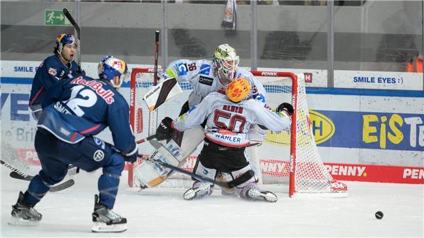 Matchpuck München - Die Pinguins stehen jetzt mit dem Rücken zur Wand Münchens Stürmer bedrängten das Pinguins-Tor sehr intensiv. In dieser Szene prallt Patch Alber bei einem Abwehrversuch in Torhüter Maximilian Franzreb, Ben Smith (links) nutzt die Chance zum 4:0