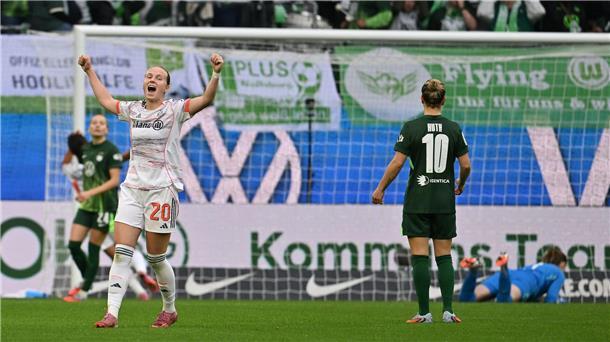 3:1 in Wolfsburg: Bayern-Frauen gewinnen Topspiel Münchner Jubel in Wolfsburg: Franziska Kett feiert das Tor zum 2:1.