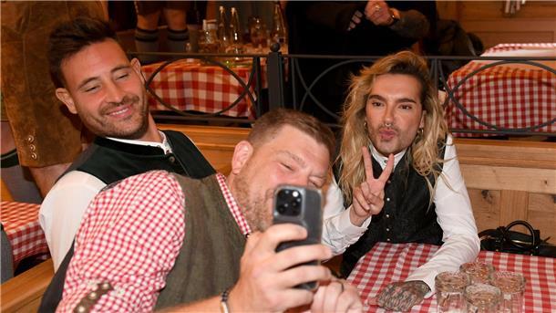 Bilder des Tages Münchner Oktoberfest: Bill Kaulitz (r), Sänger der Band Tokio Hotel, posiert neben Model Marc Eggers (l) im Schützenzelt für ein Foto.