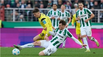 Münsters Niko Koulis verhindert eine Chance des Ulmers Semir Telalovic (l).