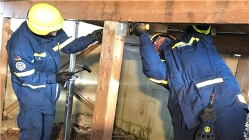Müssen wegen eines Schadens Gebäudeteile abgestützt werden, dann kriegen die Helfer des THW Rotenburg auch das hin. Üben können sie derlei unterirdisch auf ihrem Gelände am Rotenburger Flugplatz. Dort nutzen sie ein Gebäude, das vorher als Flugplatzfeuerwehrwache diente.