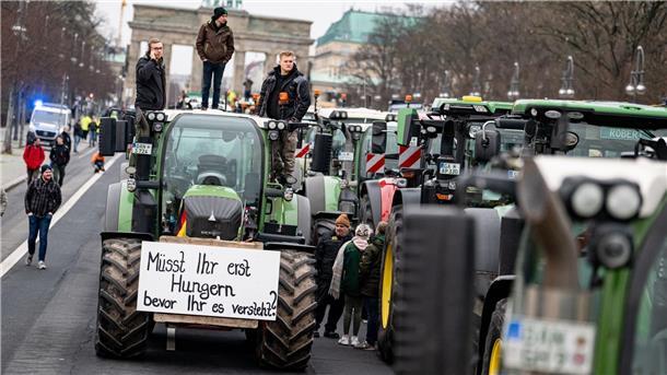 Bauern mit Wut und Traktoren gegen Aus für Agrardiesel „Müsst ihr erst Hungern bevor ihr es versteht“: Die Pläne der Bundesregierung, den Agrardiesel und die Kfz-Steuerbefreiung für die Land- und Forstwirtschaft zu streichen, hat zahlreiche Bauern auf Straße getrieben.