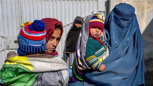 Hunger entwickelt sich laut UN-Programm zum „Flächenbrand“ Mütter und Babys, die an Unterernährung leiden, warten in einer Klinik des Welternährungsprogramms (WFP) in Kabul auf Hilfe. Laut UN-Ernährungsorganisation haben die Unterernährungsraten in Afghanistan ein Rekordhoch erreicht.