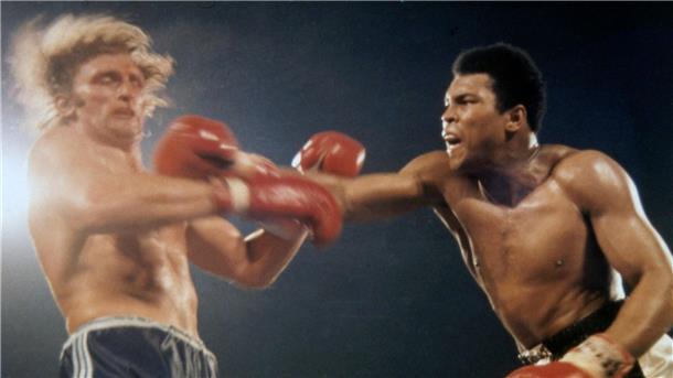 Muhammed Ali (r), damals amerikanischer Schwergewichts-Champion, und Joe Bugner, damals britischer und europäischer Schwergewichts-Champion, während ihres Schwergewichtskampfes über zwölf Runden. (Archivbild)