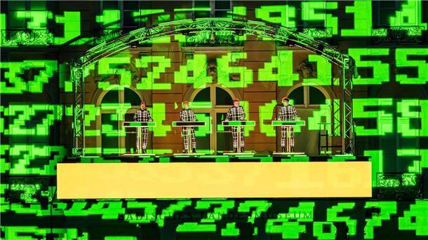Computerwelt trifft Barockschloss - Kraftwerk in Karlsruhe Multimediales Spektakel: Die vier Musiker von Kraftwerk vor der Schlossfassade in Karlsruhe.