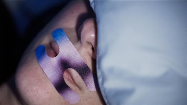 Mouth Taping: Studie warnt vor Risiken von zugeklebtem Mund Mund-Zukleben: Ein kanadisches Forschungsteam mahnt zur Vorsicht. (Illustration)