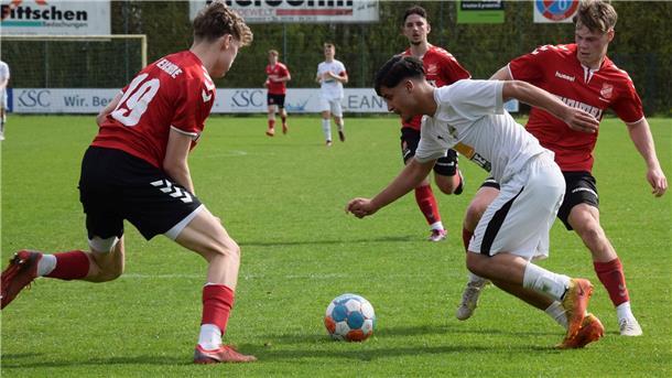 Murat Boral hat es hier gleich mit mehreren Gegenspielern zu tun. Er markierte das zwischenzeitliche 2:0 für die Gastgeber.