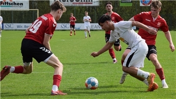Murat Boral hat es hier gleich mit mehreren Gegenspielern zu tun. Er markierte das zwischenzeitliche 2:0 für die Gastgeber.