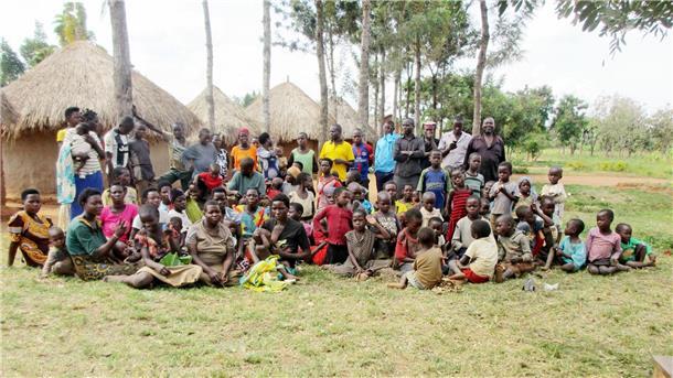 Nach dem 100. Kind: Mann aus Uganda in der Bredouille Musa Hasahya (letzte Reihe, r) auf seinem Hof mit seiner Familie. Musa Hasahya hat über 100 Kinder mit 12 Ehefrauen.