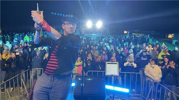 Muschels-Sänger Florian Rucki vor dem Publikum auf der sturmumtosten „Rock on Isens"- Bühne