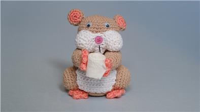 Museen in Niedersachsen halten mit Corona-Objekten die Krisenzeit fest. Darunter auch ein gehäckelter Hamster oder eine Klopapier-Torte.