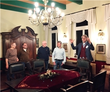 Museumsleiter Dr. Lars Kröger (rechts) führte den Ausschuss auch in das Friesenzimmer, von dem sich die Ratsmitglieder (von links) Edeltraud Spreen, Mustafa Sahin, Vorsitzender Uwe Thöle und  Nils Humboldt beeindruckt zeigten.   