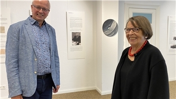 Museumsleiter Timothy Saunders freut sich, dass Marlis Czycholl-Tantzen in der neuen Sonderausstellung ganz private Einblicke in das Leben ihres Großvaters Theodor Tantzen gibt.