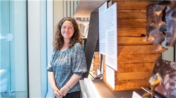 Museumspädagogin Astrid Bormann steht in Mitten der Ausstellung "Leben in der Goethestraße" im Garagenmuseum des Deutschen Auswandererhauses.