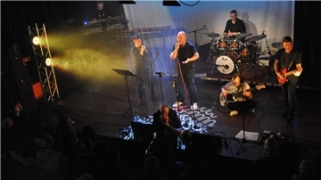 Musikalisch immer wieder klasse: Yeti & The Machines. 260 Besucher kamen zum Benefizkonzert für die Erdbebenopfer in die Jahnhalle.
