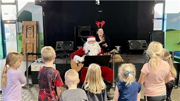 Musikalischer Weihnachtsmann in der Butjadinger Spielscheune.