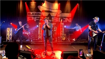 Samstagabend spielte Björn Paulsen mit seiner Band in der Jahnhalle.  Musiker Björn Paulsen spielt zusammen mit seiner Band in der Jahnhalle in Nordenham.