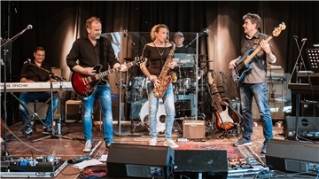 Musiker der „Highway Kings“ werden bei „Lyrics are poems IV“ auch wieder mit auf der Bremervörder „Kulturbühne“ stehen. Der Ablauf bleibt wie gewohnt: Zunächst werden Klassiker der Rock- und Pop-Geschichte in ihrer deutschen Übersetzung rezitiert, anschließend werden sie live vorgetragen.