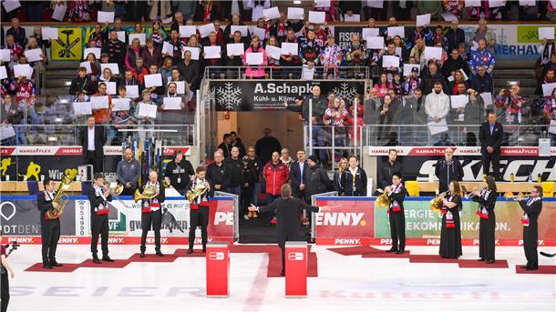 Musiker des Stadttheaters Bremerhaven spielten vor der Partie die Nationalhymne.