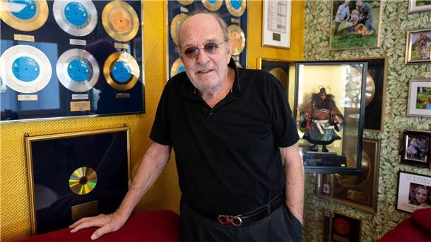 Ralph Siegel: Der alte Hase und die Herzen ganz Europas Musiker, Komponist und Produzent Ralph Siegel steht bei einem Interview mit der Deutschen Presse-Agentur in seinem Büro.