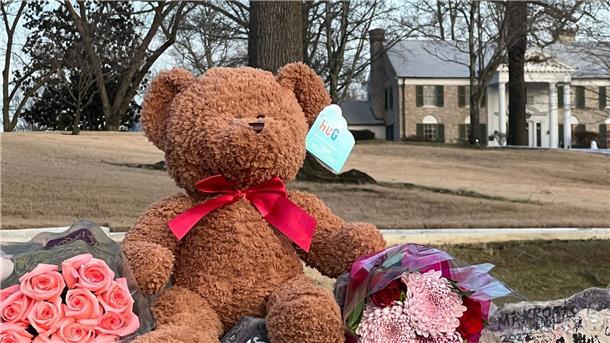 Öffentliche Trauerfeier für Lisa Marie Presley in Graceland Musikfans haben nach dem Tod der Sängerin Lisa Marie Presley vor dem Anwesen Graceland Blumensträuße und einen Teddy abgelegt. Lisa Marie lebte während ihrer frühen Kindheit in Graceland und kehrte häufig in die Villa zurück.