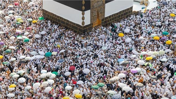 Tunesien feuert Minister nach Mekka-Pilgertragödie Muslimische Pilger umrunden die Kaaba, das heiligste Heiligtum des Islam, in der Großen Moschee während der Hadsch.