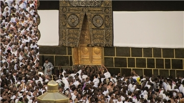 Muslimische Pilger umrunden die Kaaba, das würfelförmige Gebäude der Großen Moschee, während der jährlichen Hadsch-Pilgerfahrt.