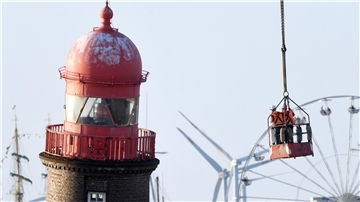 Turm mit roter Kuppel