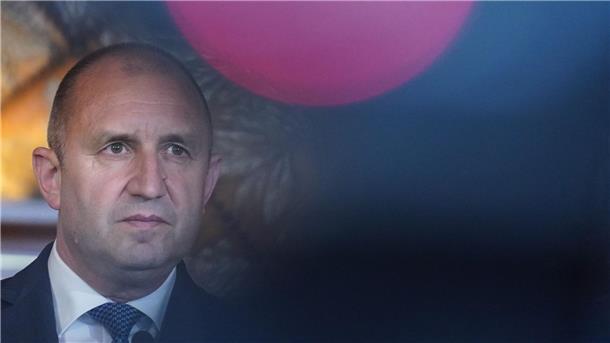 Muss nun die Parlamentswahl anberaumen, das Parlament auflösen und ein neues Übergangskabinett einsetzen: Bulgariens Staatschef Rumen Radew.