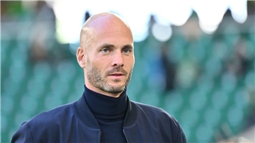 Muss sich nach der vierten Niederlage nacheinander Gedanken machen: Wolfsburgs Trainer Paul Simonis