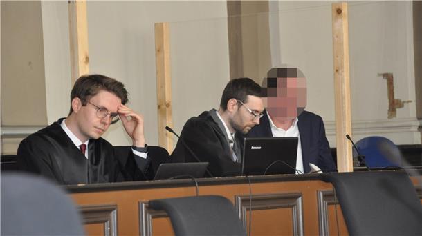Musste der 14-jährige Lemayian aus Rotenburg nach einem Fahrradsturz sterben, weil Ärzte im Agaplesion Diakonieklinikums Rotenburg nicht richtig handelten? Seit Dienstag muss sich der damalige Chefarzt der Kinderklinik (rechts) vor dem Landgericht Verden wegen fahrlässiger Tötung verantworten. 