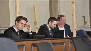 Musste der 14-jährige Lemayian aus Rotenburg nach einem Fahrradsturz sterben, weil Ärzte im Agaplesion Diakonieklinikums Rotenburg nicht richtig handelten? Seit Dienstag muss sich der damalige Chefarzt der Kinderklinik (rechts) vor dem Landgericht Verden wegen fahrlässiger Tötung verantworten. 