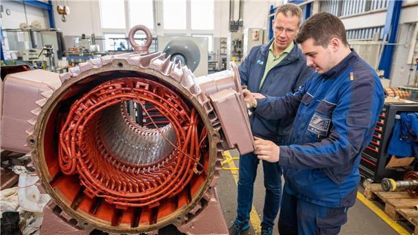 Mustafa Konar macht bei der Firma E+A eine Ausbildung zum Elektroniker für Maschinen- und Anlagentechnik. Geschäftsführer Carsten Gernhoff schaut ihm über die Schulter.