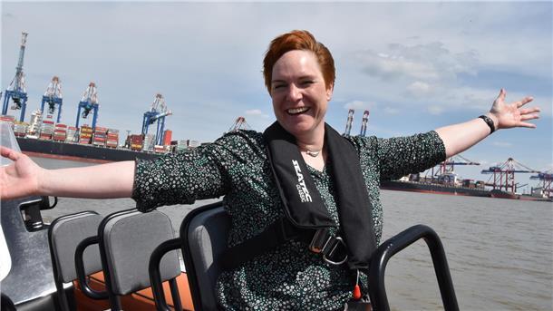 Frau sitz im Speedboot.