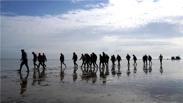 Warum so viele Albaner über den Ärmelkanal kommen Mutmaßliche Migranten bei Dungeness, nachdem sie nach einem Zwischenfall mit einem kleinen Boot im Ärmelkanal mit einem Rettungsboot der Royal National Lifeboat Institution (RNLI) an Land gebracht wurden.