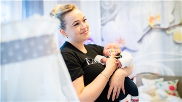 Mutter Tatjana Brokop freut sich, dass bei der Geburt von Leyla am zweiten Weihnachtsfeiertag alles gut gegangen ist.