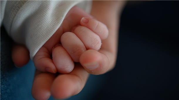 Mutter bringt Kind im Berliner Amt zur Welt Mutter und Kind wurden kurz nach der Geburt in ein Krankenhaus gebracht  - beiden geht es gut.