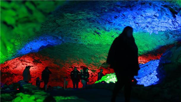 Bilder des Tages Mystische Lichterwelten verzaubern die Besucher in der Barbarossahöhle.