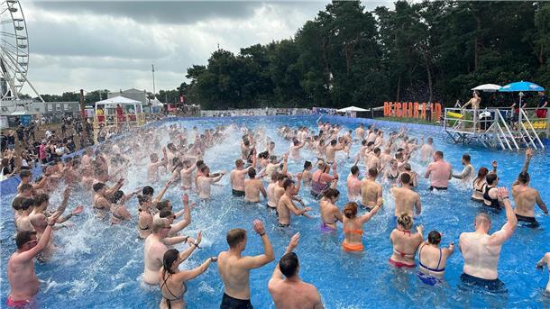 Deichbrand 2024: Das sind die schönsten Fotos vom Donnerstag Naaaar links, naaaar rechts! Am Donnerstag starteten die Deichbrand-Besucher mit einer Runde Wassergymnastik in den Tag.