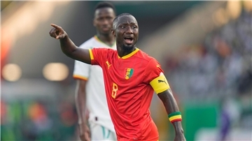 Naby Deco Keita (r) von Guinea in Aktion.