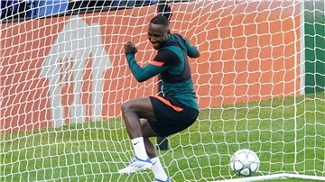 Naby Keita während einer Trainingseinheit im Stade de France. +++ dpa-Bildfunk +++