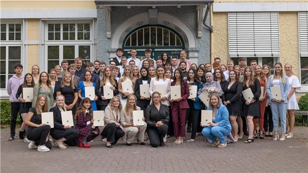 Abiturienten vor dem Gymnasium Nordenham