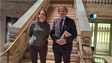 Ein Mann und eine Frau stehen auf einer Treppe