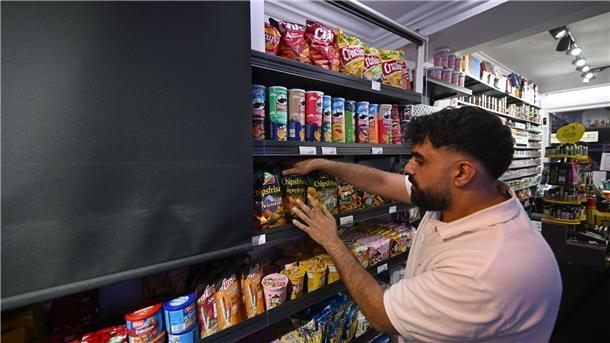 Nach 20.00 Uhr werden in diesem Kiosk in München die Chipstüten mit einem Rollo abgedeckt.